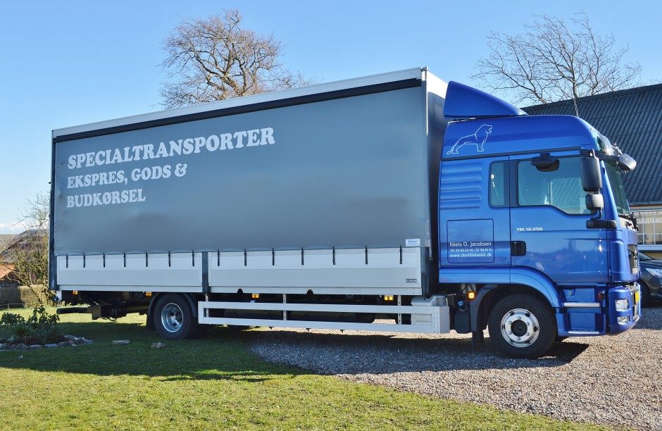Lastbilens venstre side med teksten Specialtransporter, ekspres, gods og budkørsel
